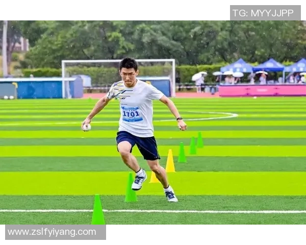 足球场上的魅力与风采美女与运动的完美结合展现青春活力