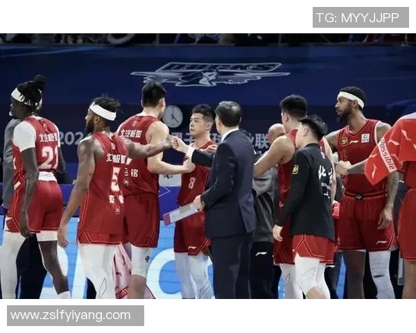 首钢男篮迎战劲敌全力以赴争夺胜利展现团队精神与拼搏意志